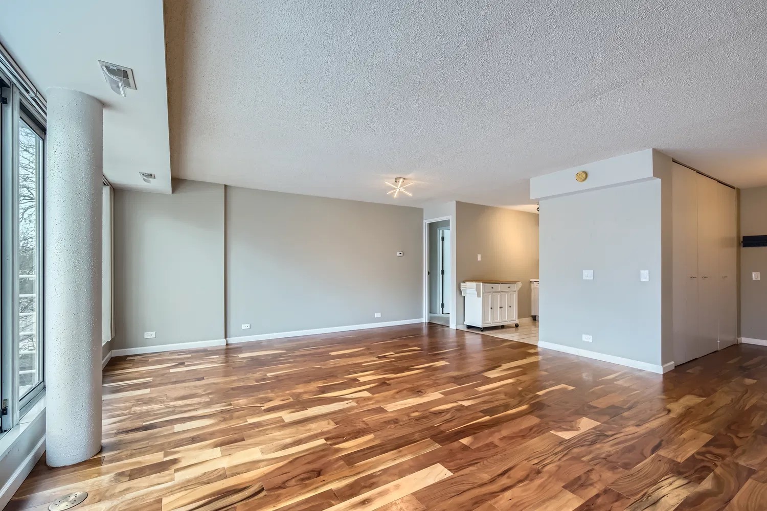 2555 Gross Point Road Unit: 300