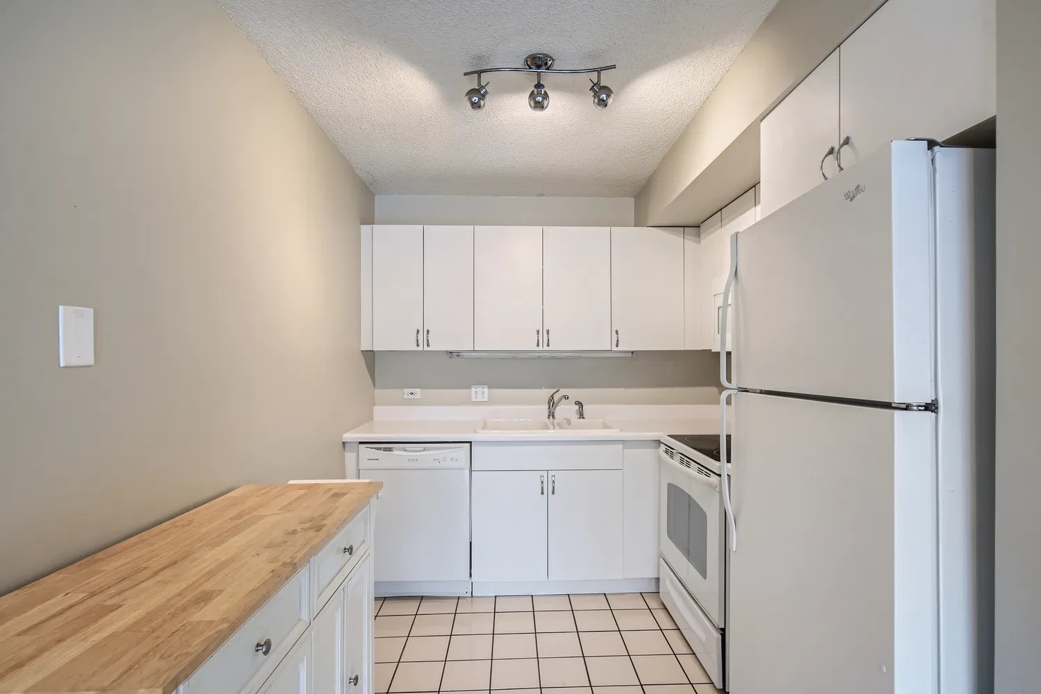 2555 Gross Point Road Unit: 300