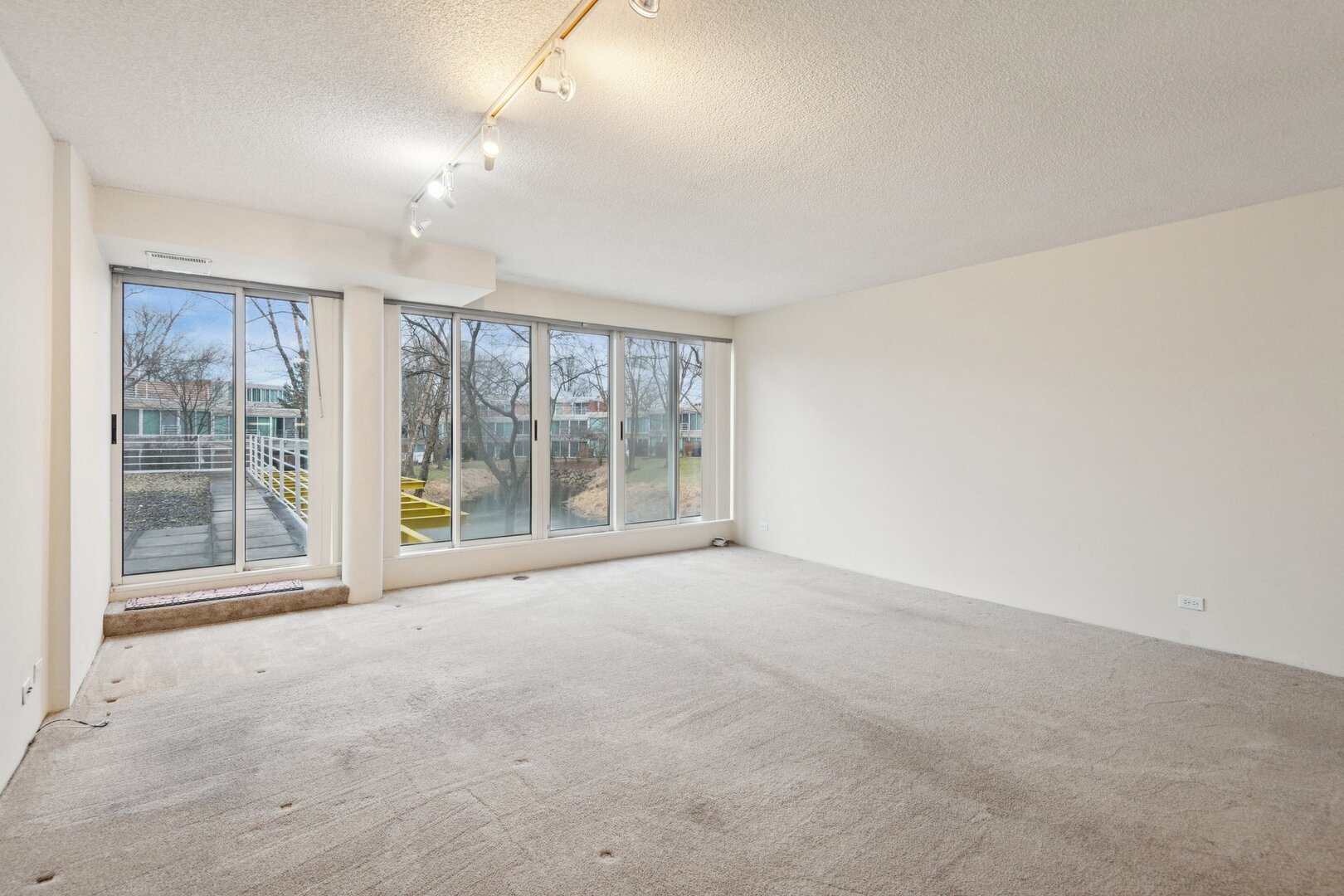 2555 Gross Point Road Unit: 101