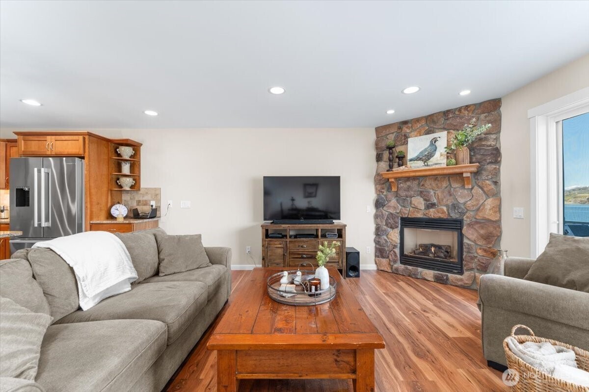 1120 W Woodin Avenue Unit: 3