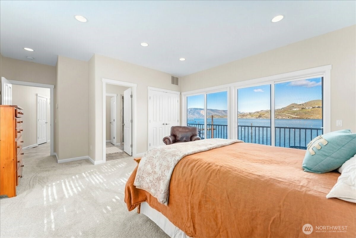 1120 W Woodin Avenue Unit: 3