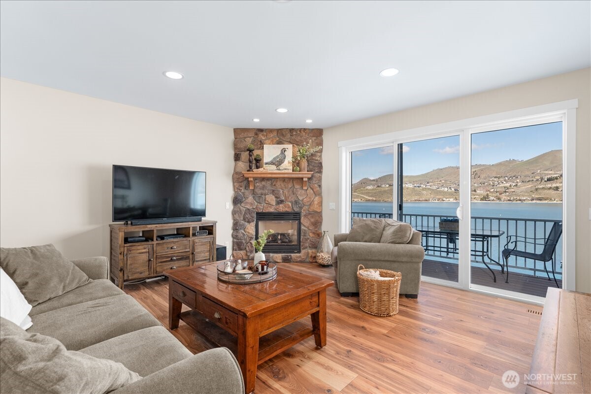 1120 W Woodin Avenue Unit: 3