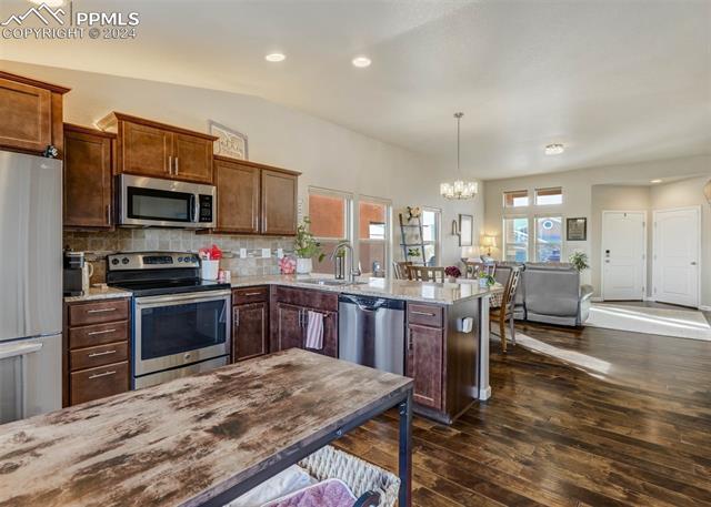 8127 Mockorange Heights