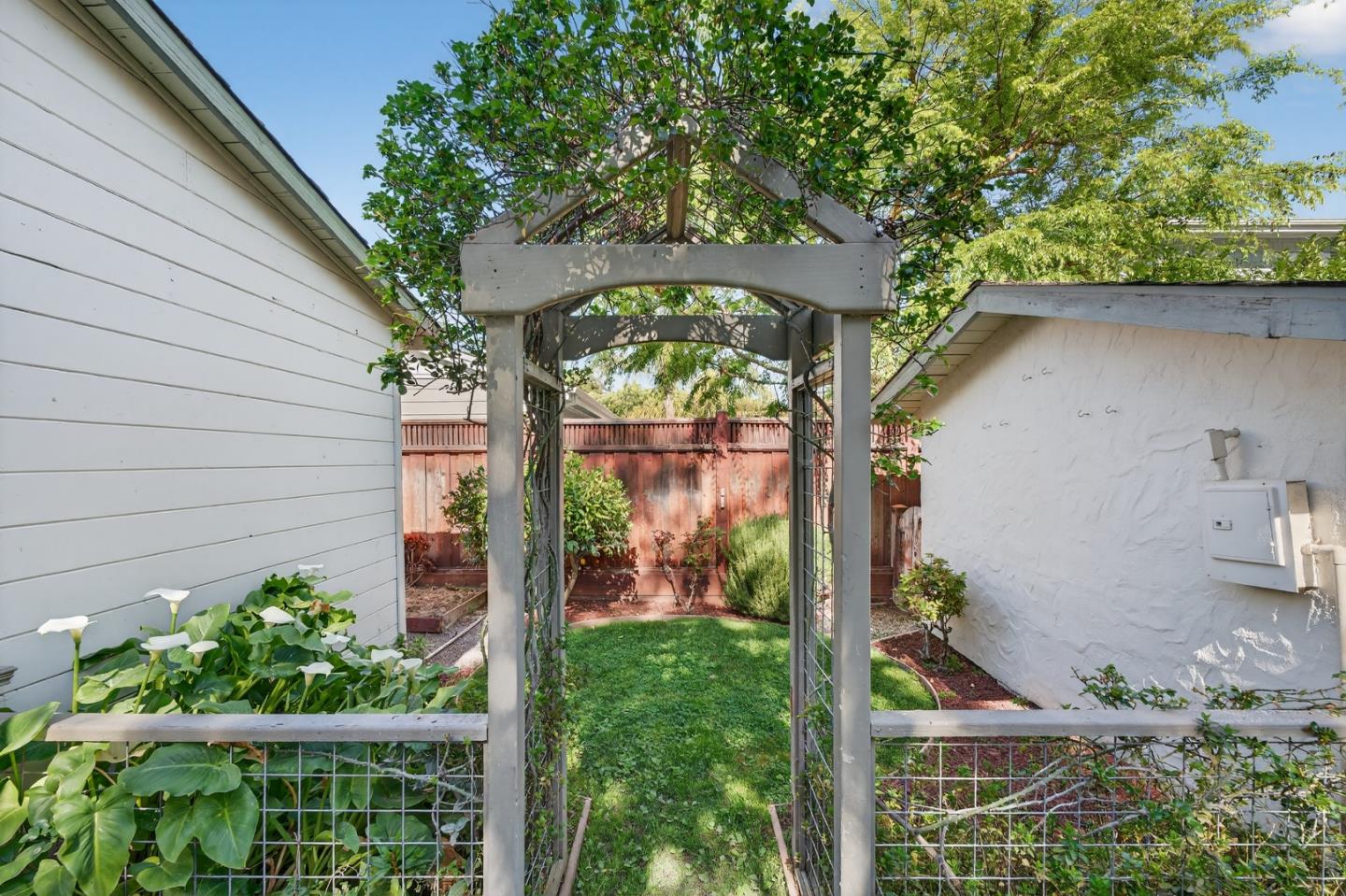 136 Loma Alta Avenue