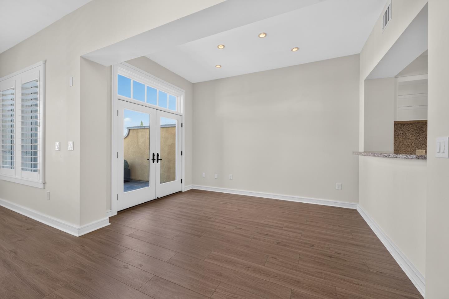 356 Santana ROW 305