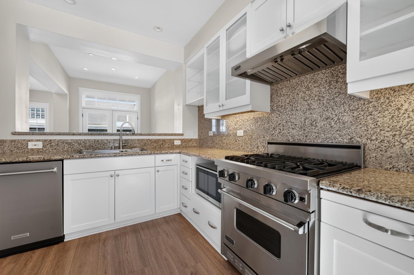 356 Santana ROW 305
