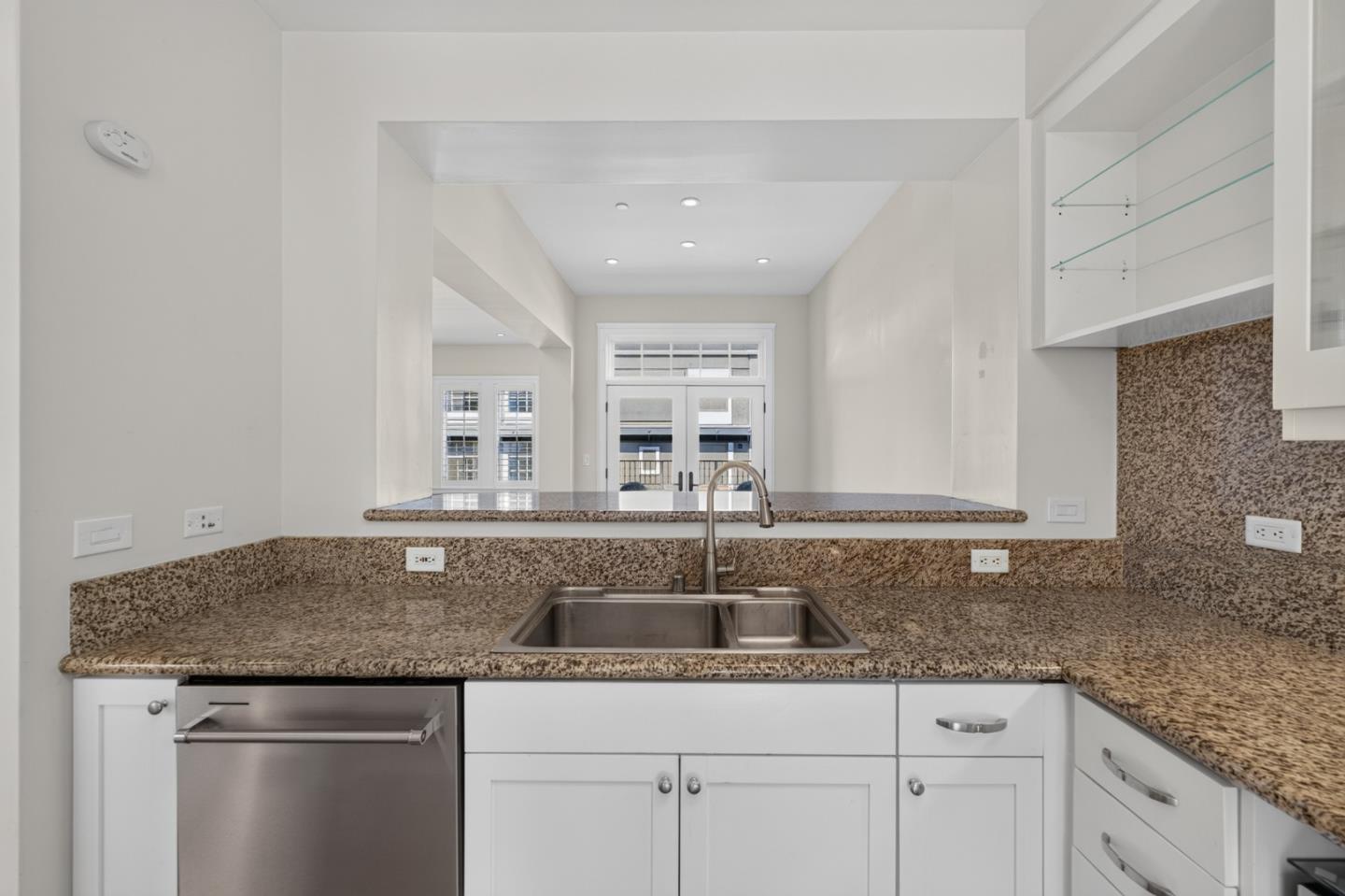 356 Santana ROW 305