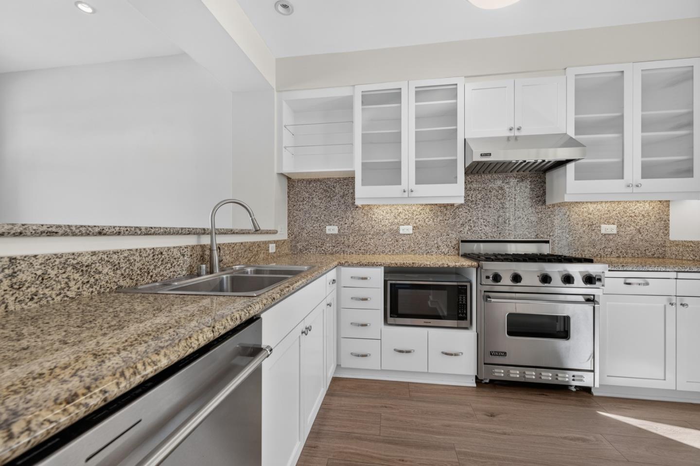 356 Santana ROW 305