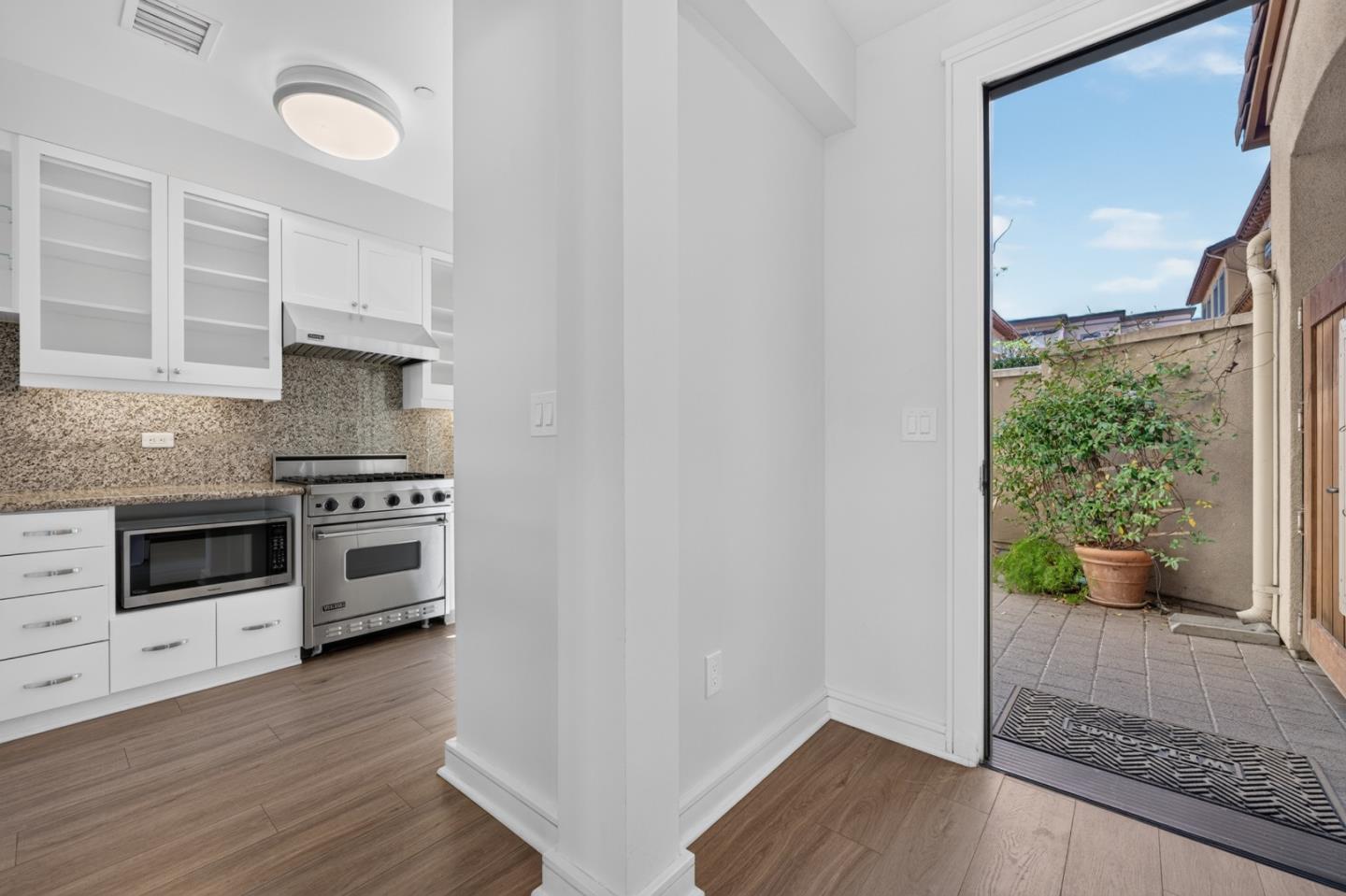 356 Santana ROW 305