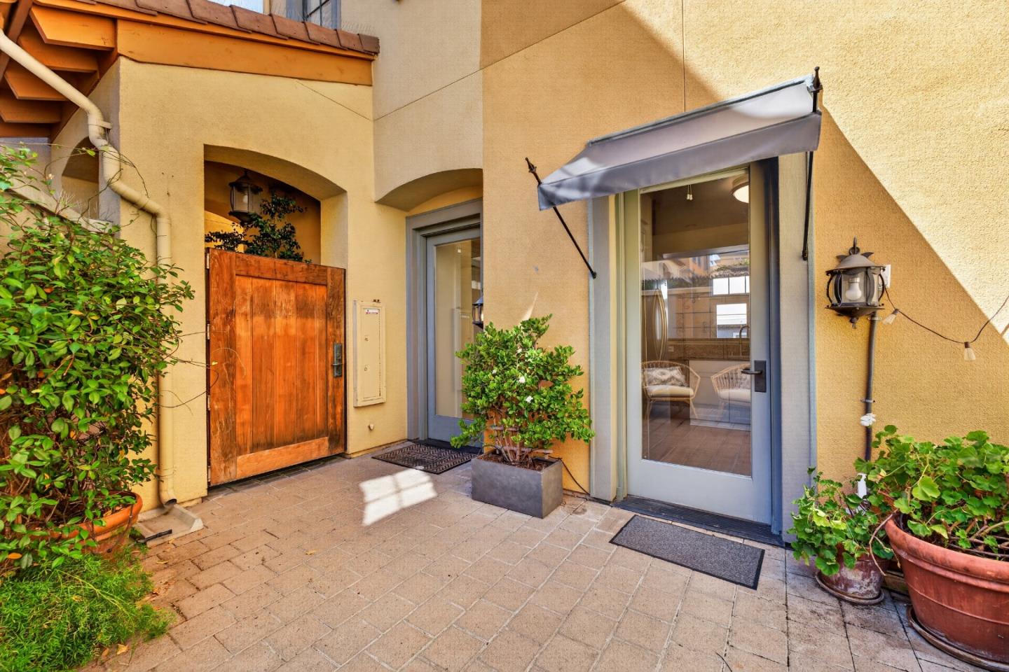 356 Santana ROW 305