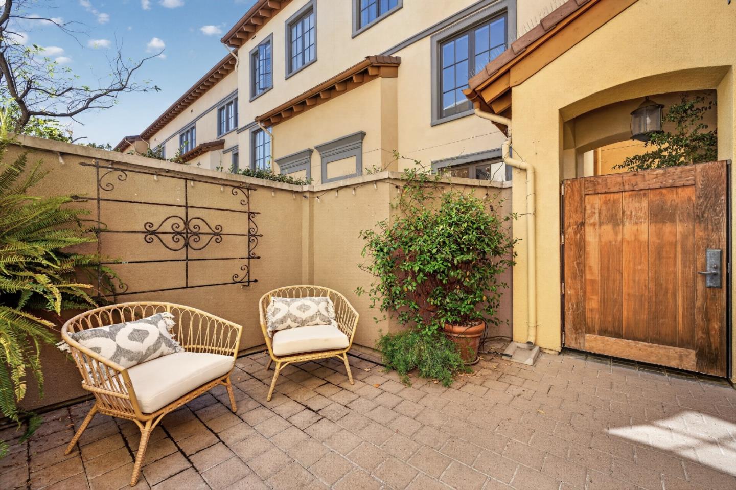 356 Santana ROW 305