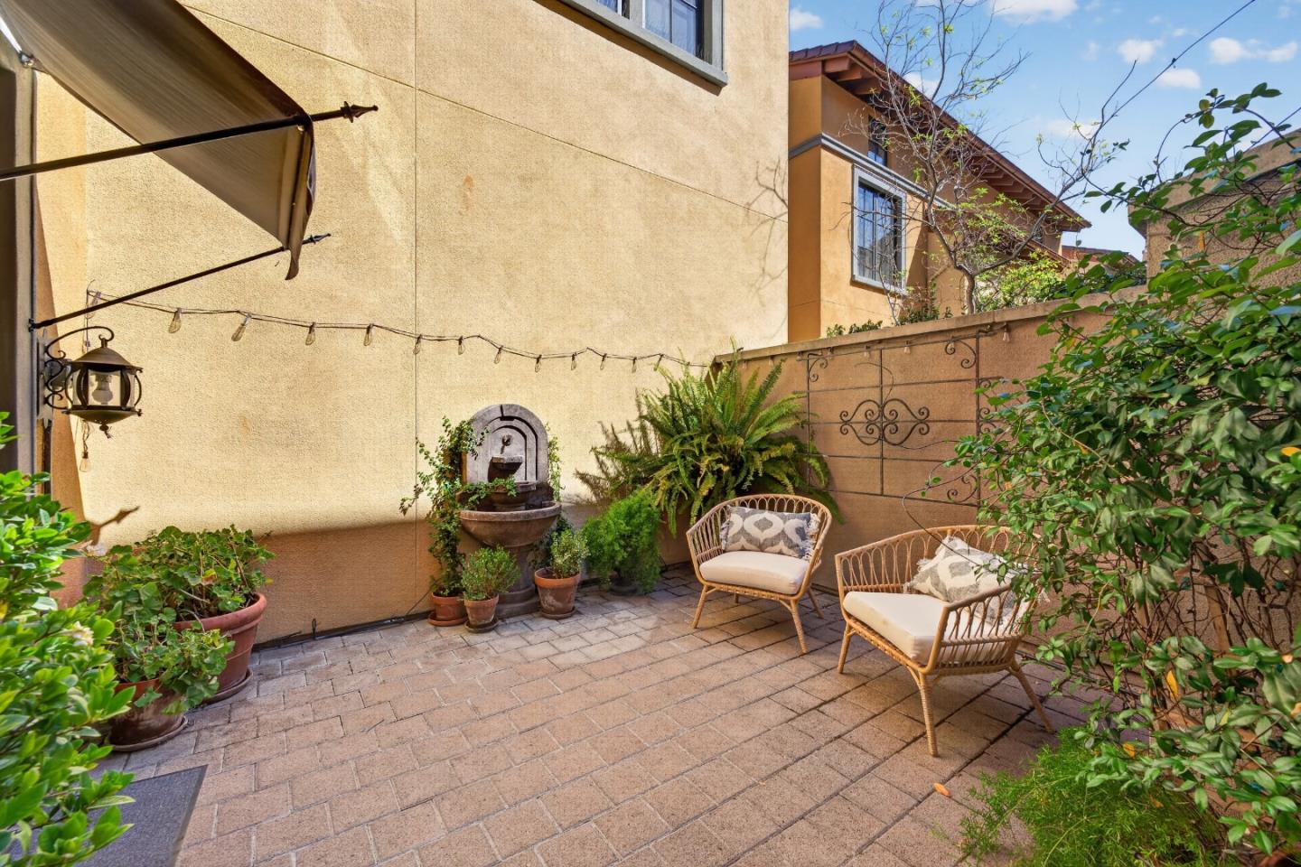 356 Santana ROW 305