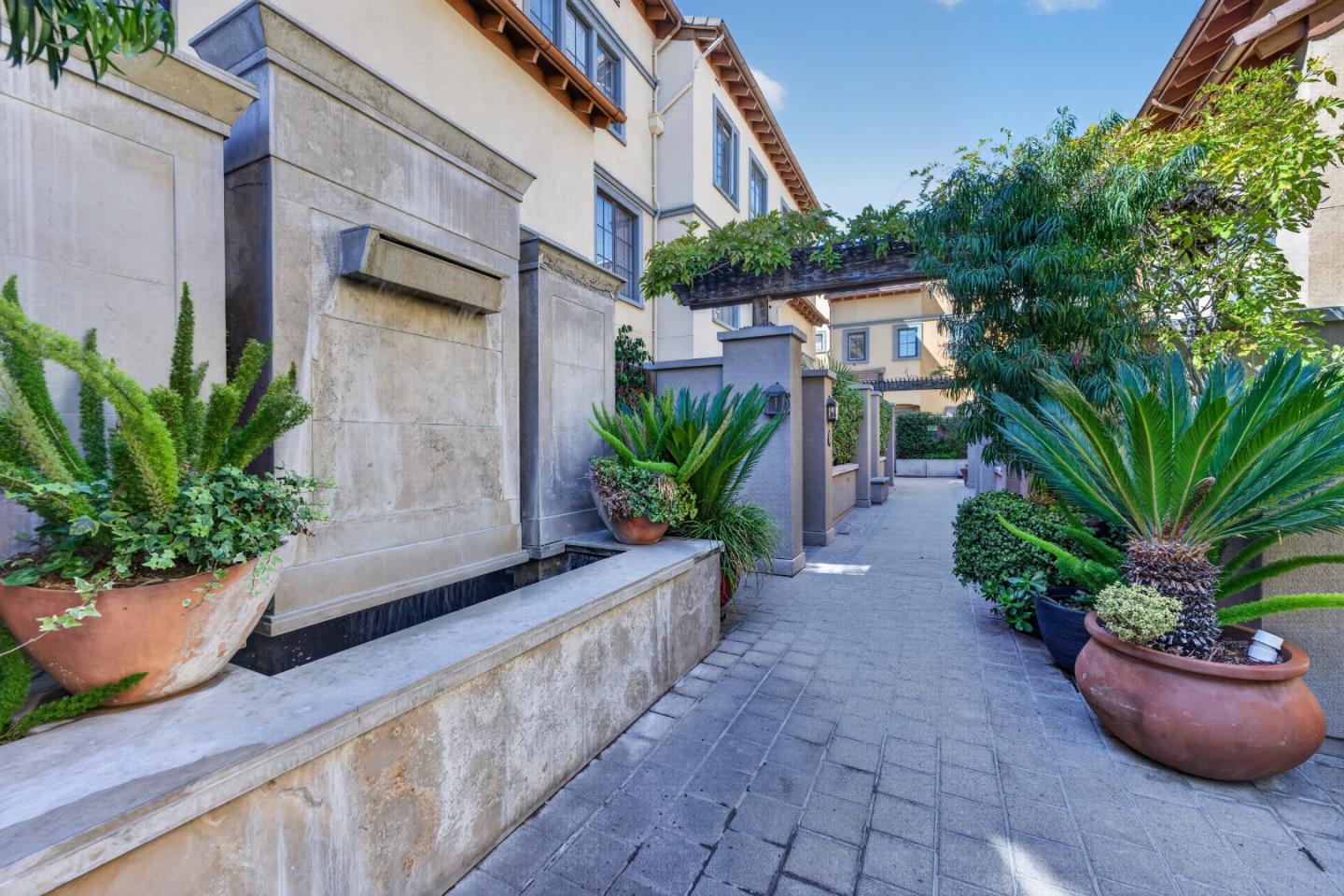 356 Santana ROW 305