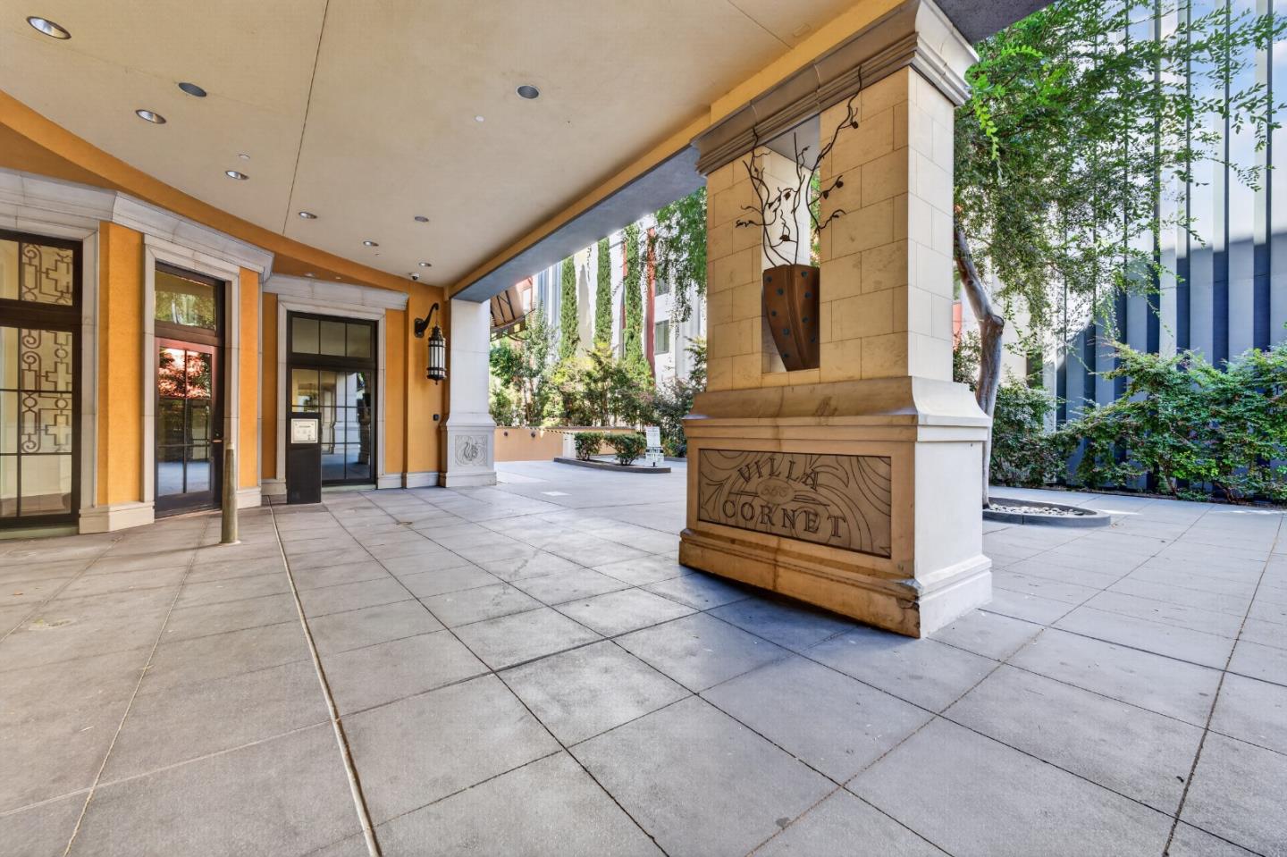 356 Santana ROW 305
