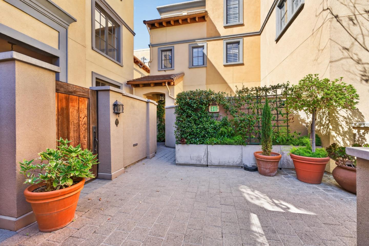 356 Santana ROW 305