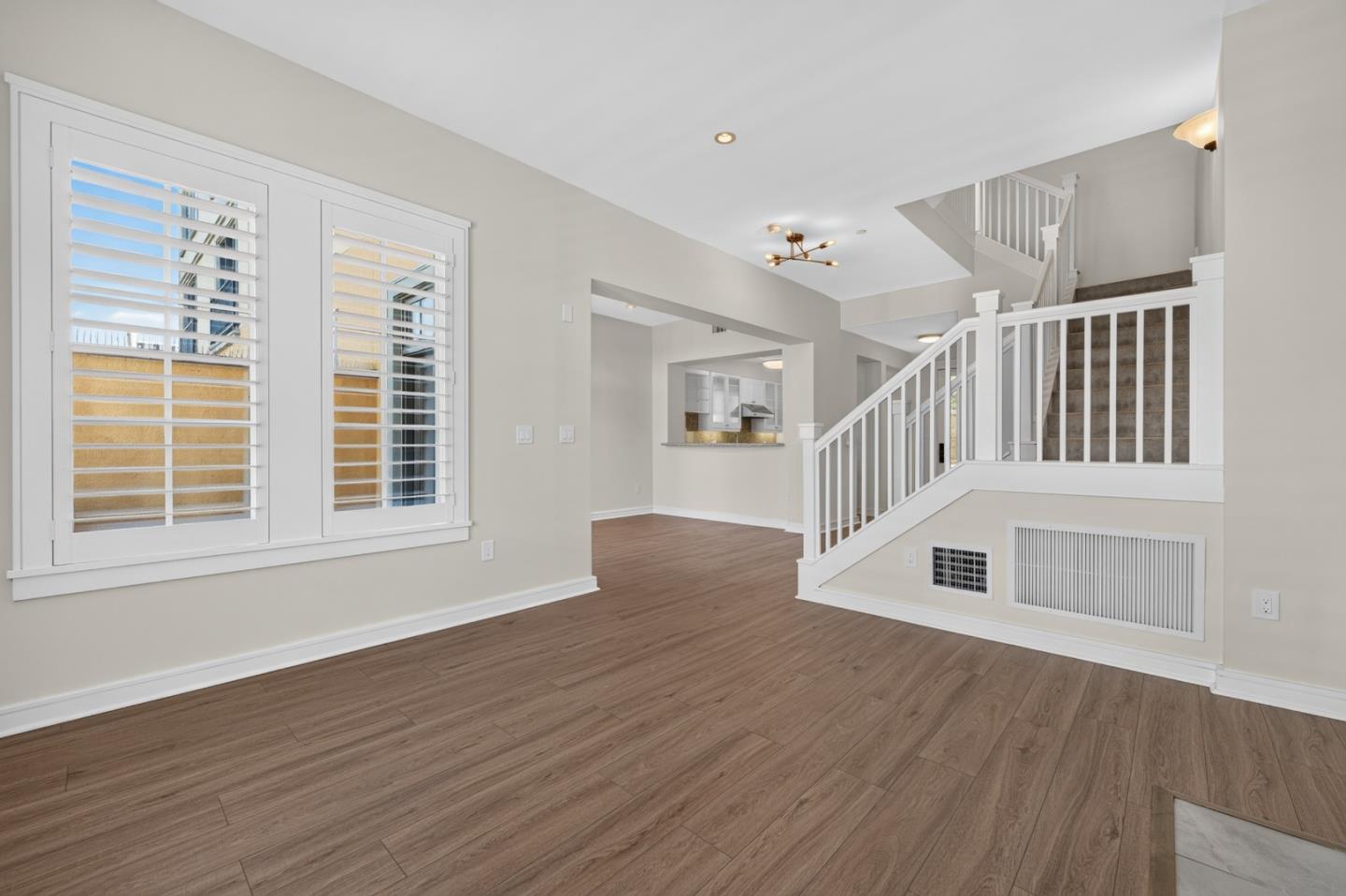 356 Santana ROW 305