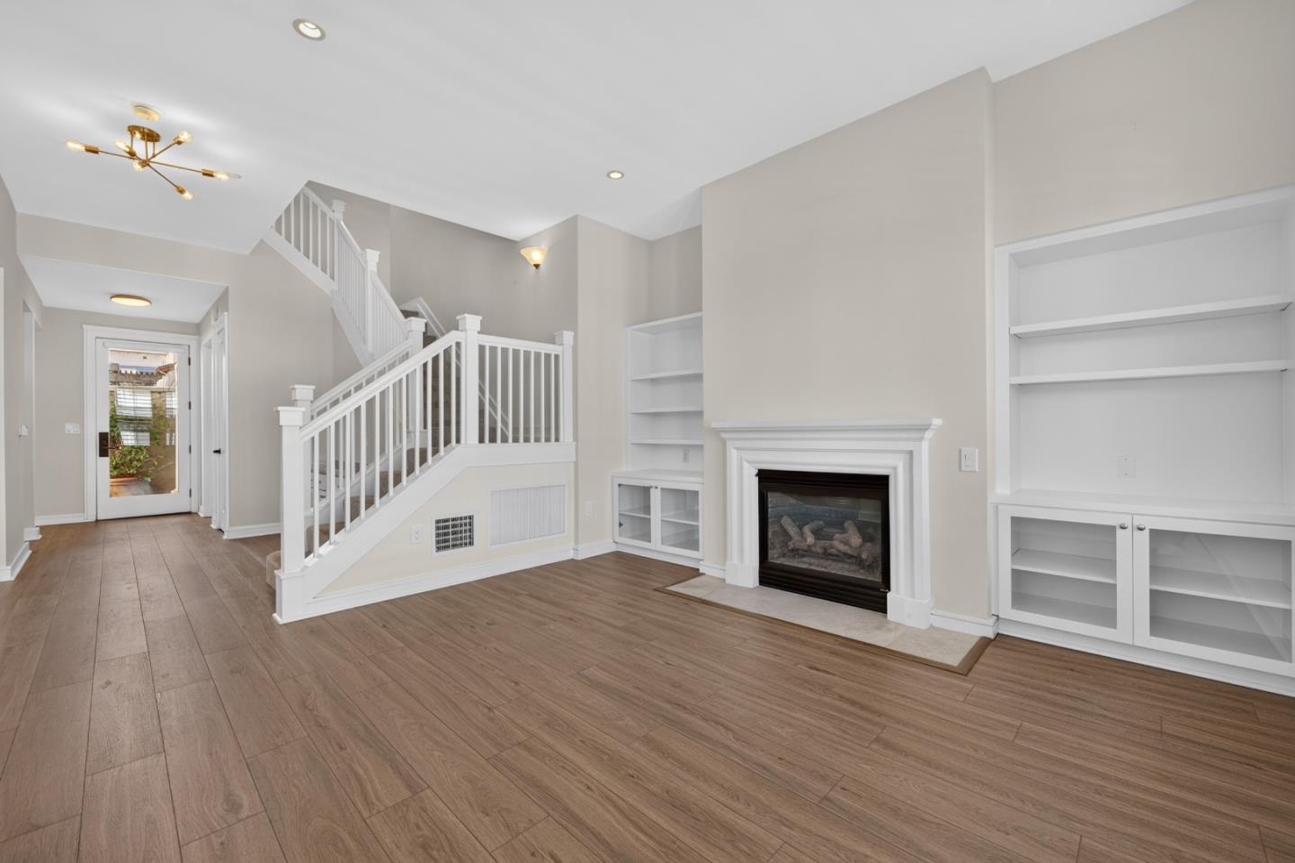 356 Santana ROW 305