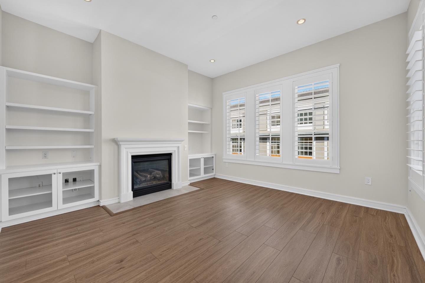 356 Santana ROW 305