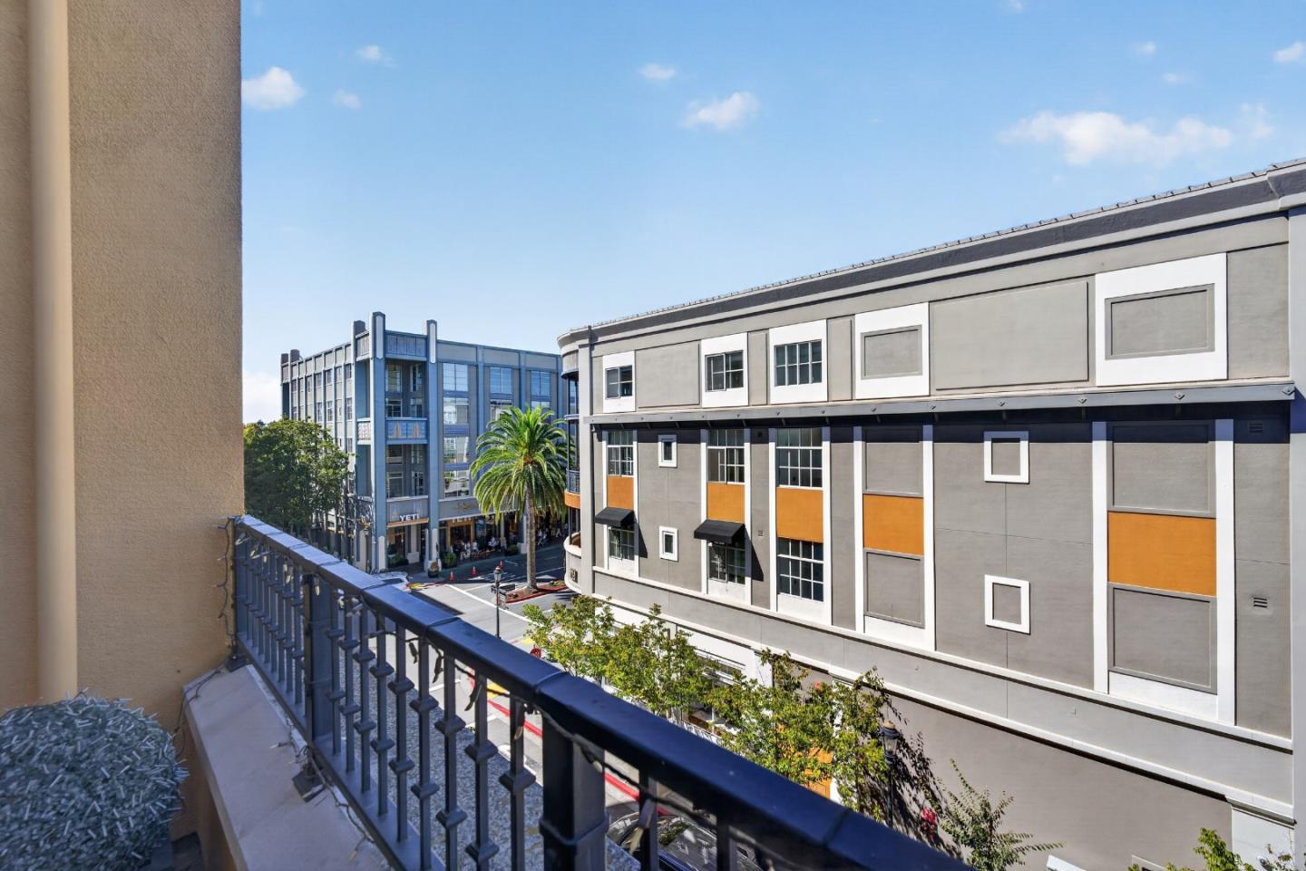 356 Santana ROW 305