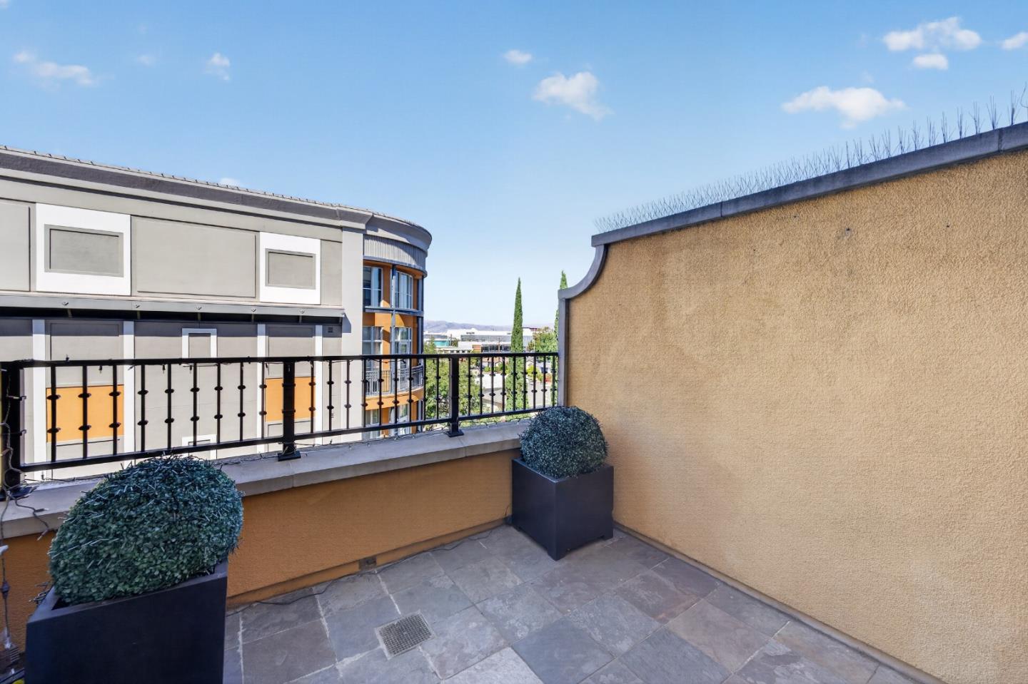 356 Santana ROW 305
