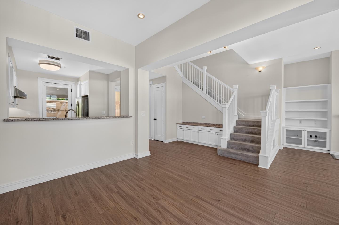 356 Santana ROW 305