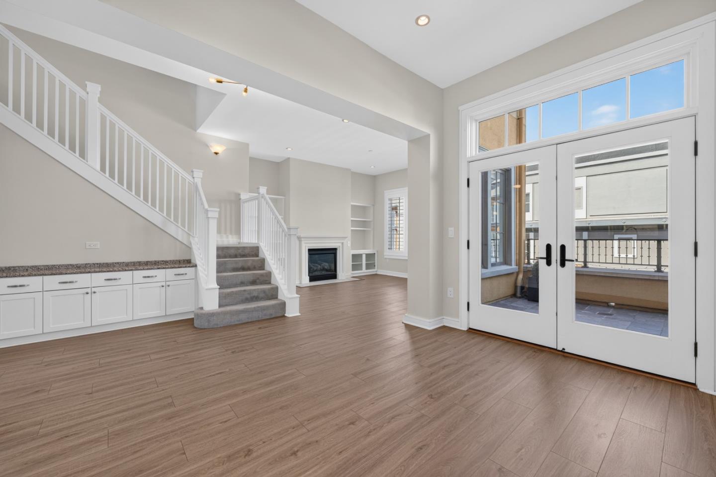356 Santana ROW 305