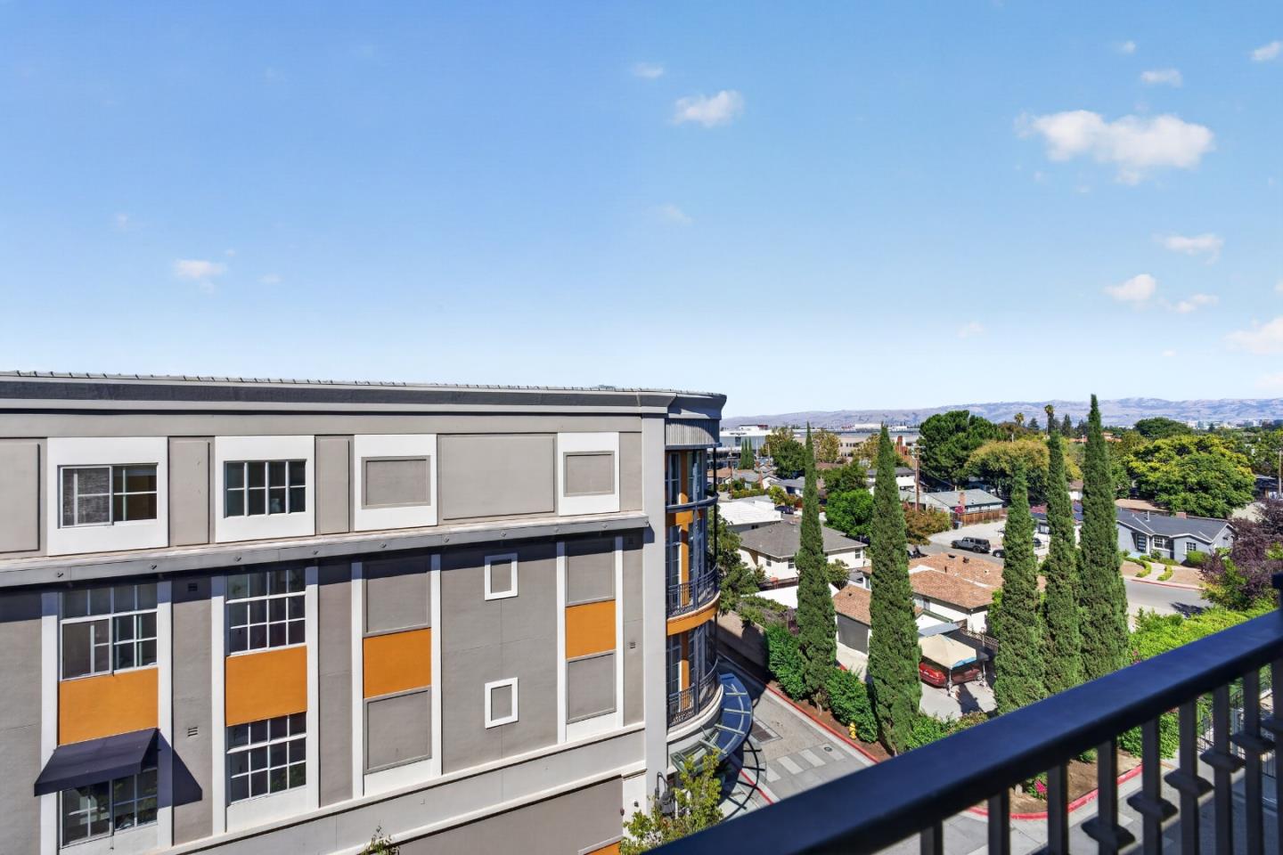 356 Santana ROW 305