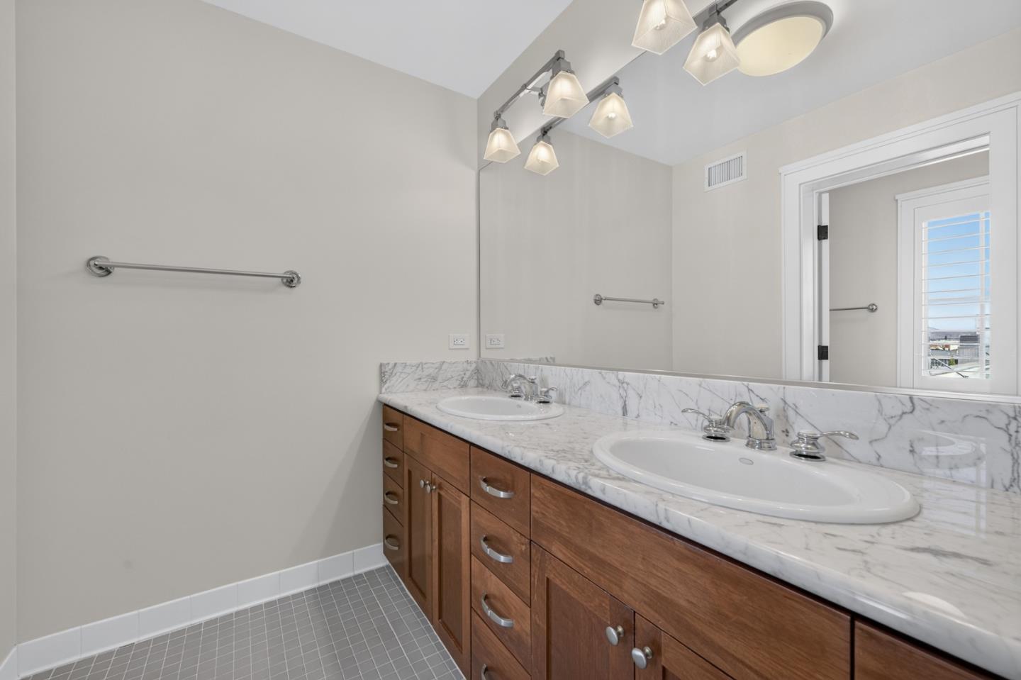 356 Santana ROW 305