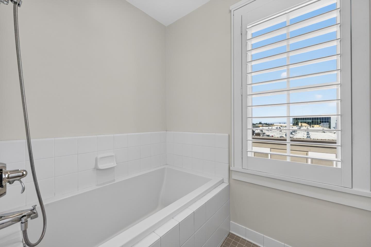 356 Santana ROW 305