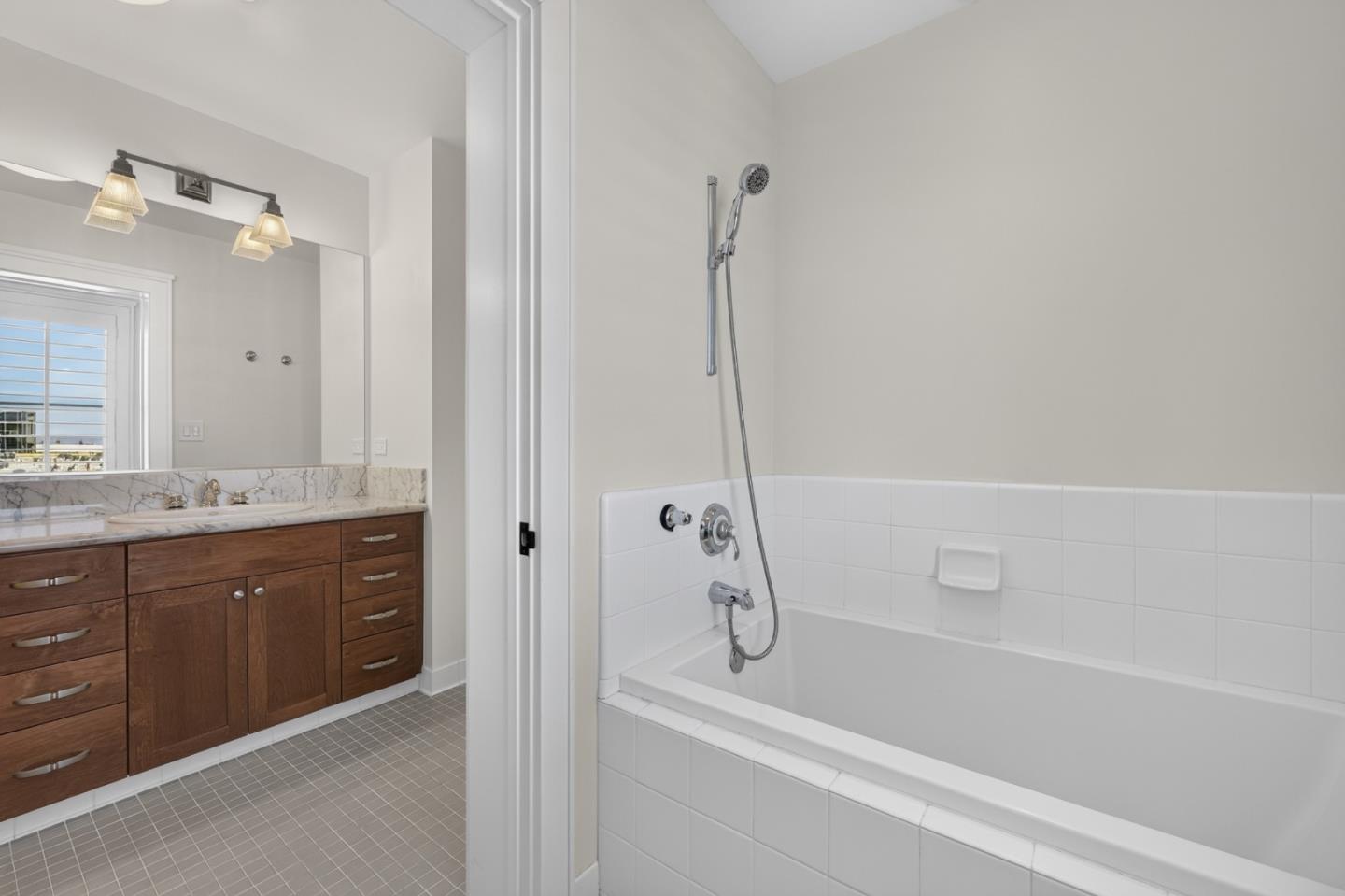 356 Santana ROW 305
