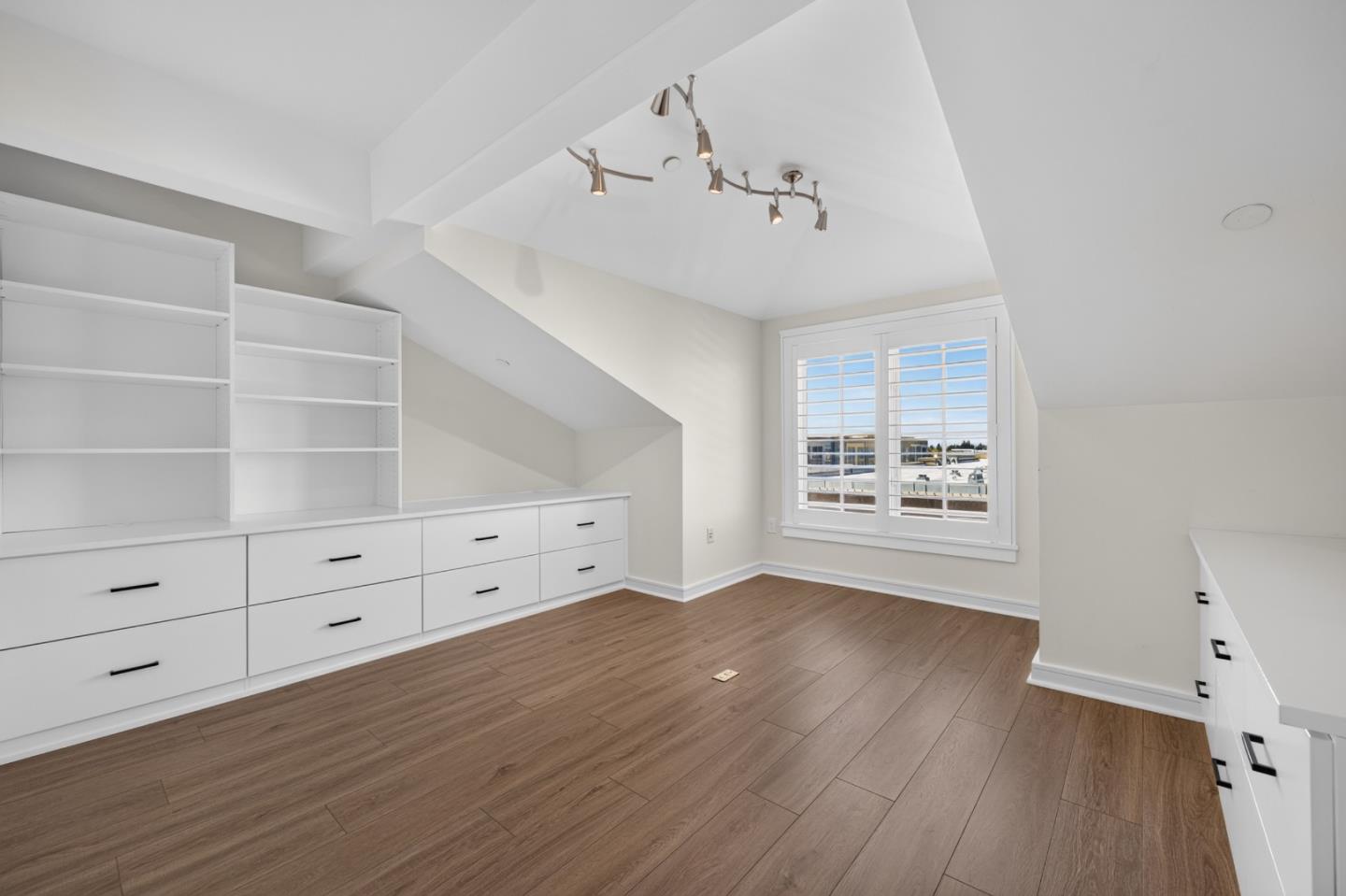 356 Santana ROW 305