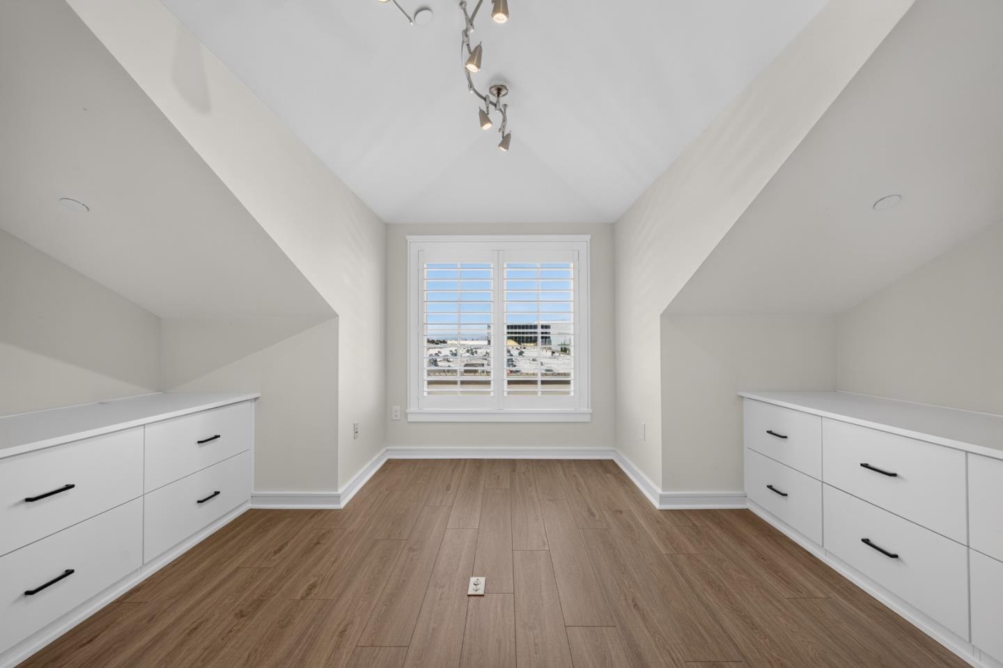 356 Santana ROW 305