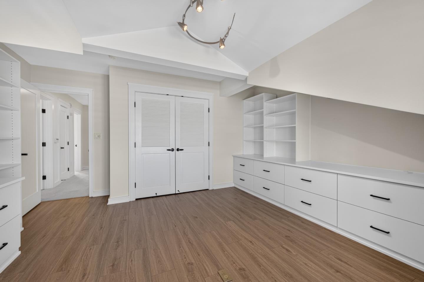 356 Santana ROW 305