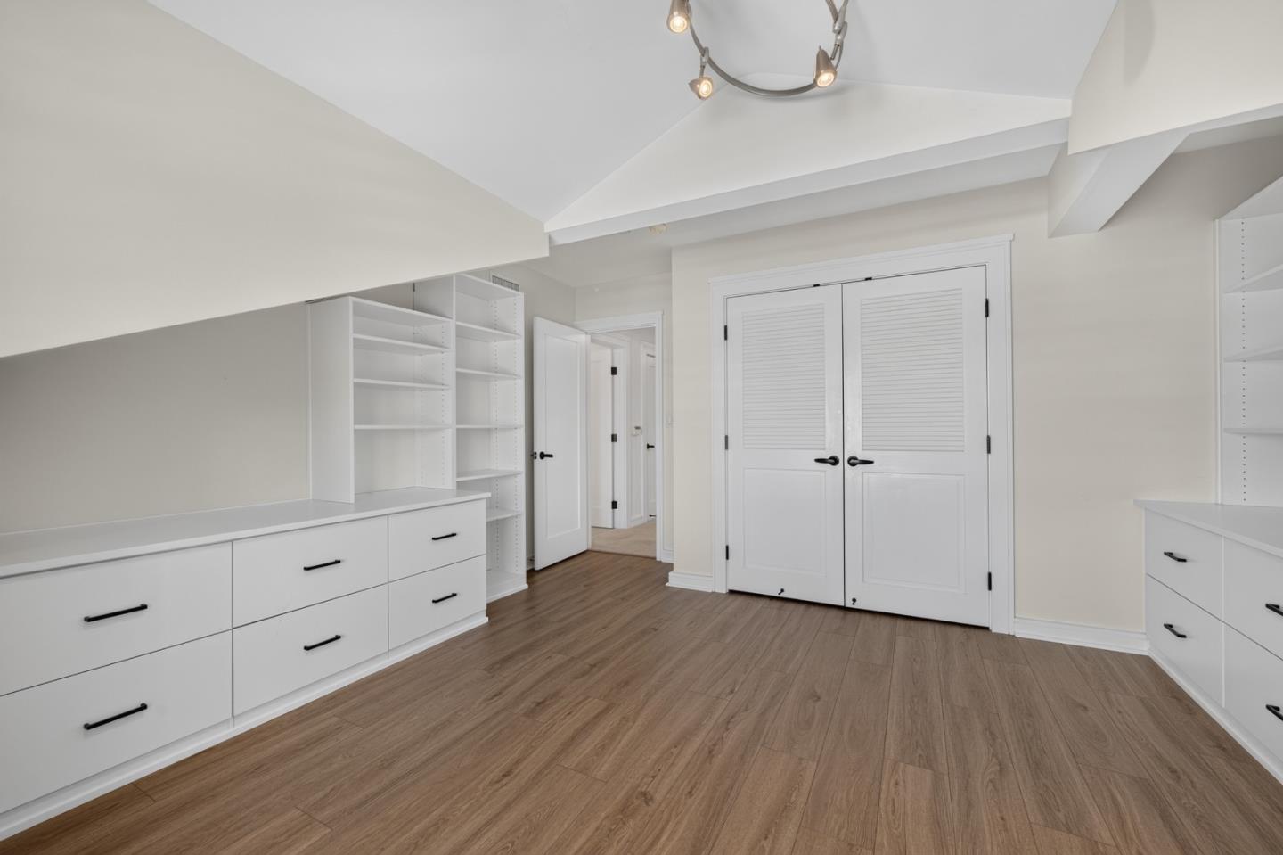 356 Santana ROW 305