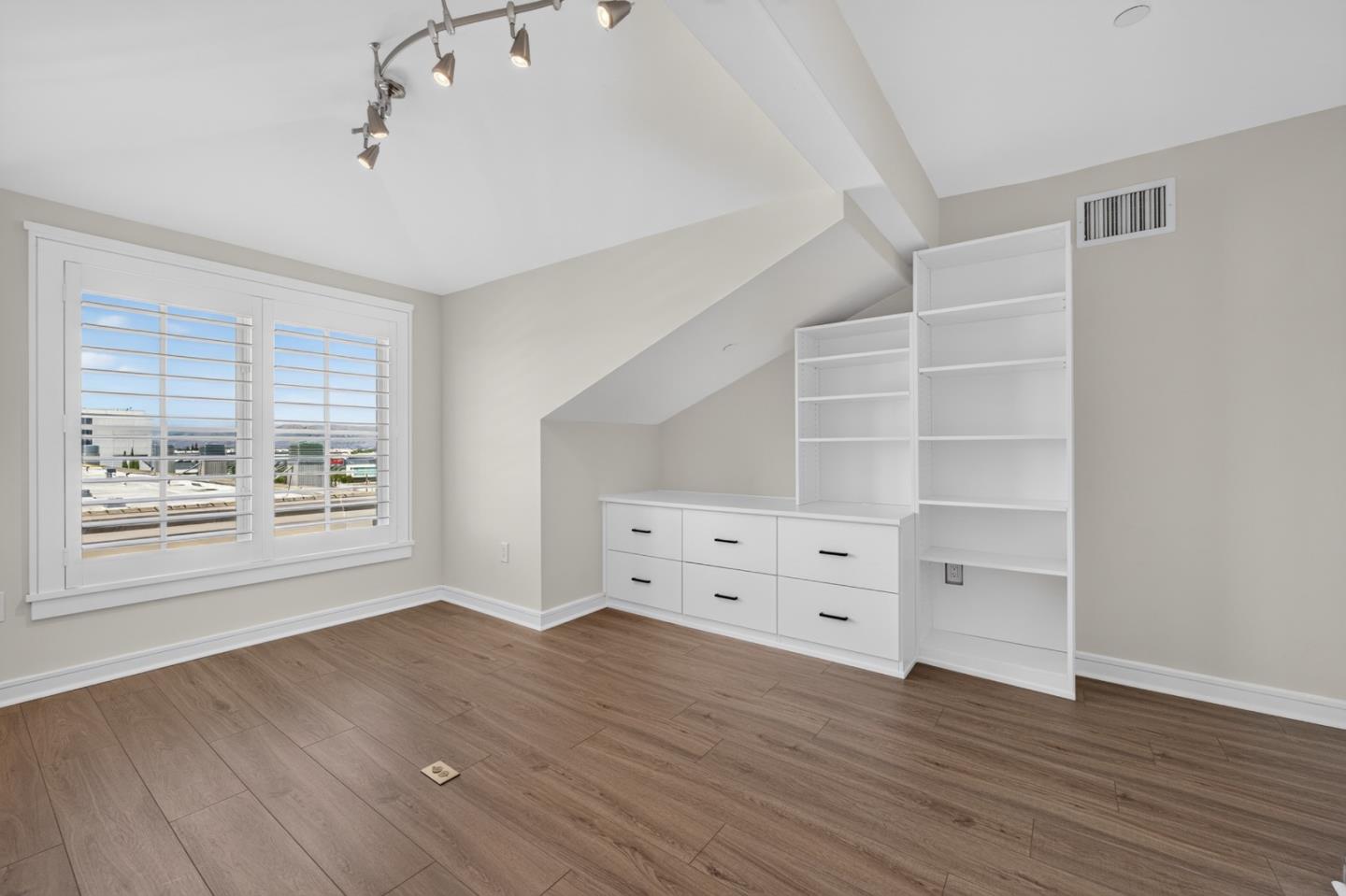 356 Santana ROW 305