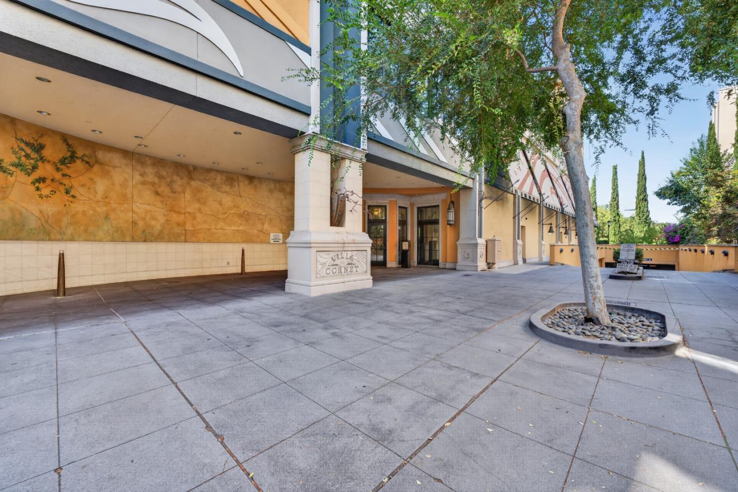 356 Santana ROW 305