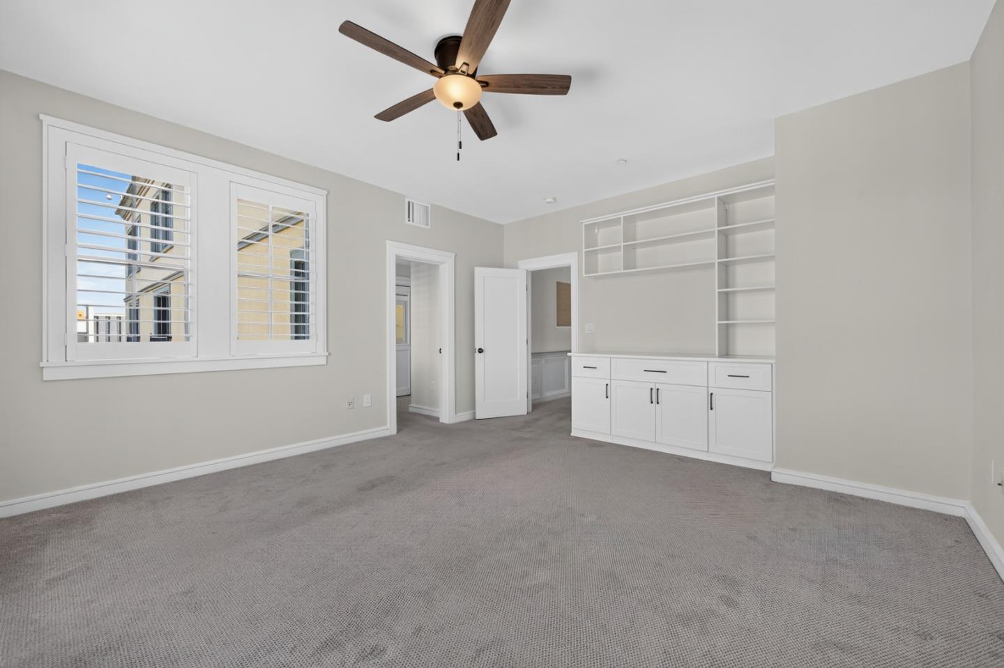 356 Santana ROW 305