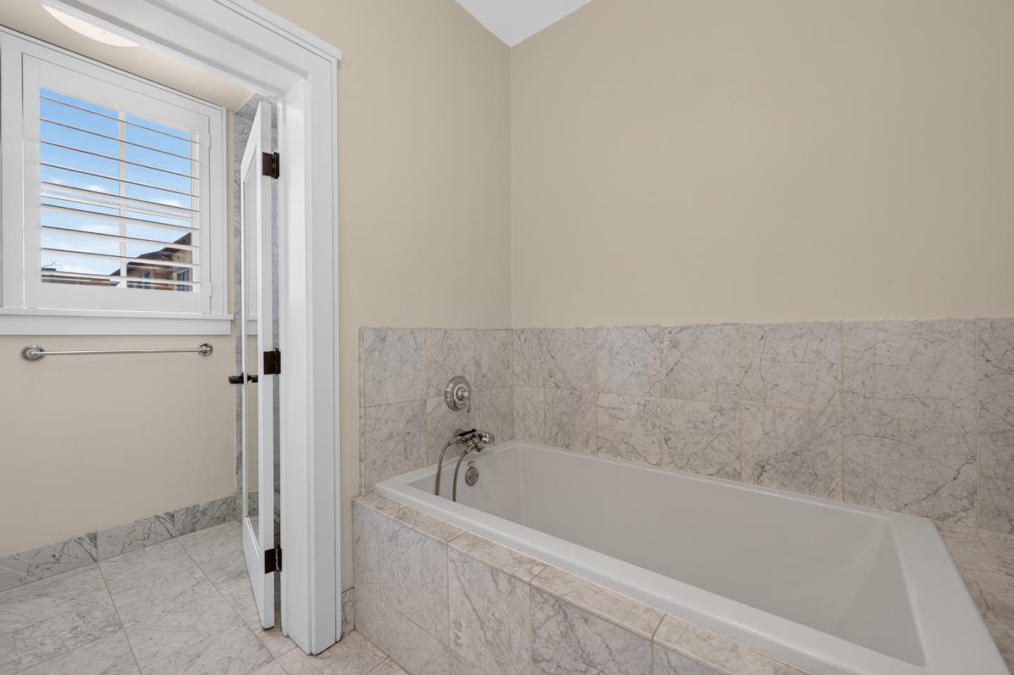 356 Santana ROW 305