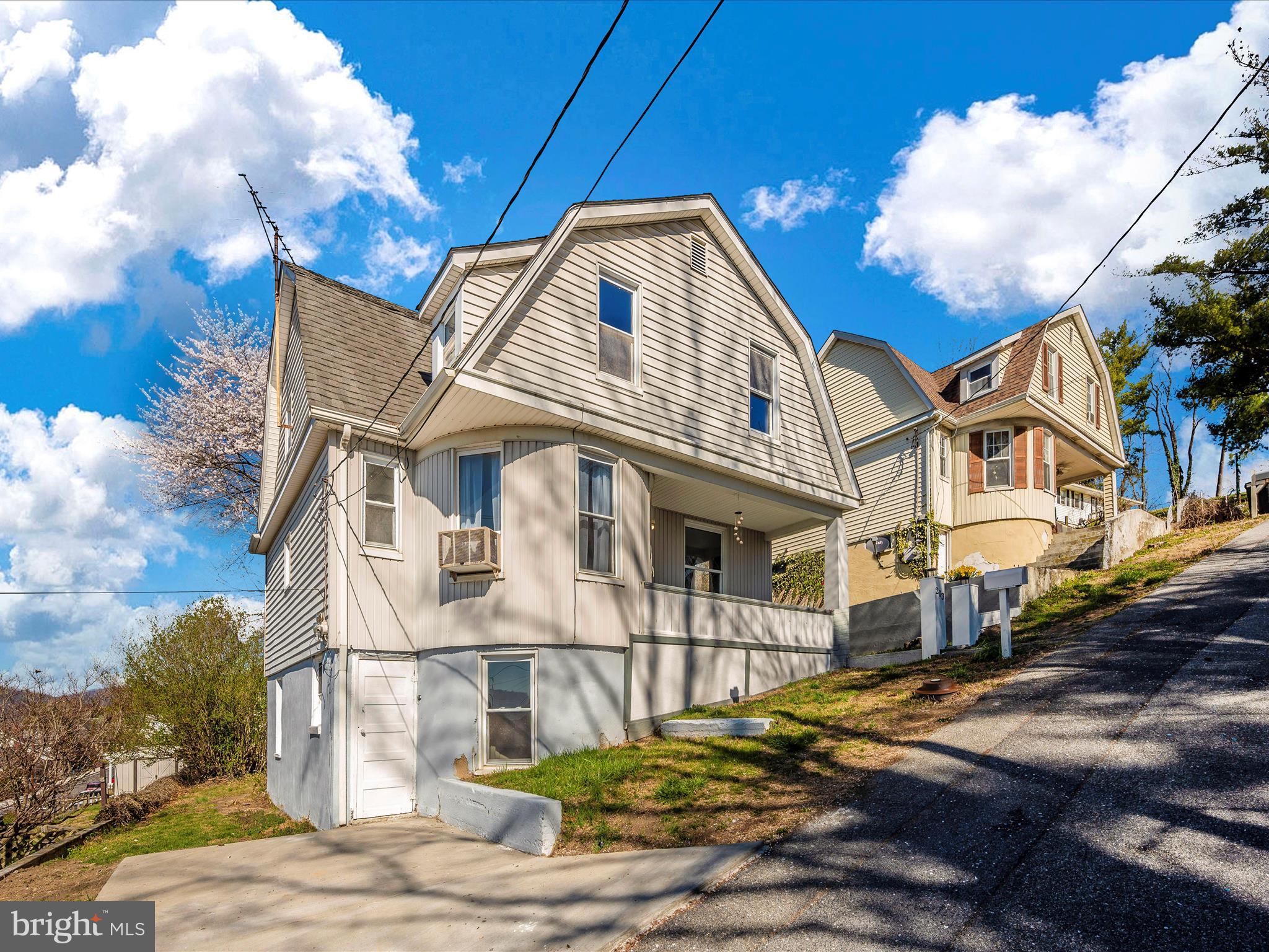 203 N Dayton Ave N
