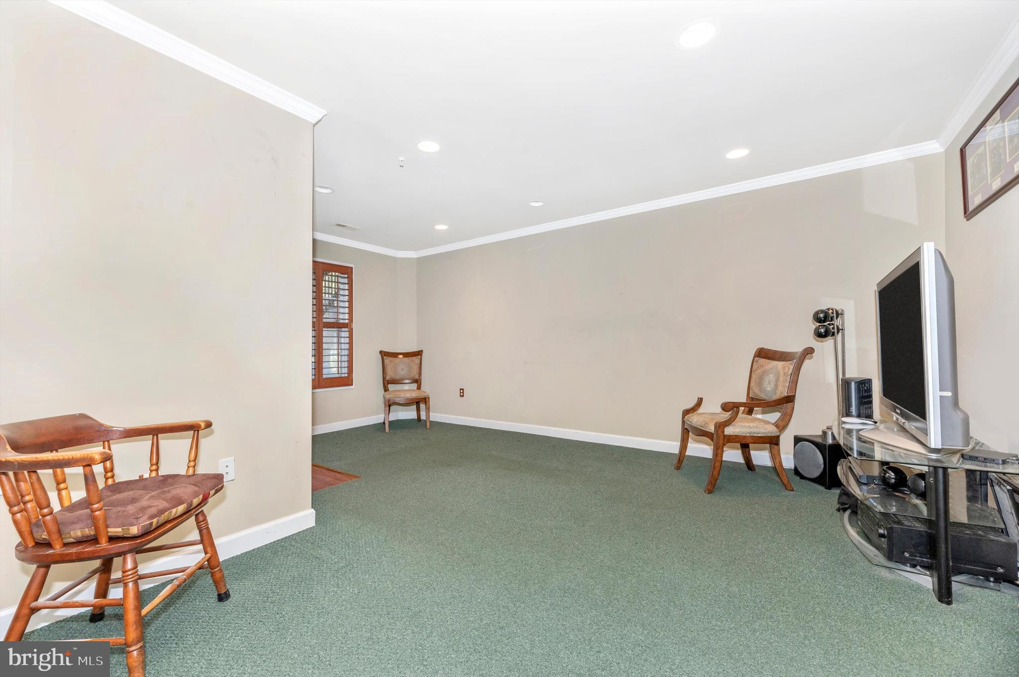 2490 Lakeside Dr
