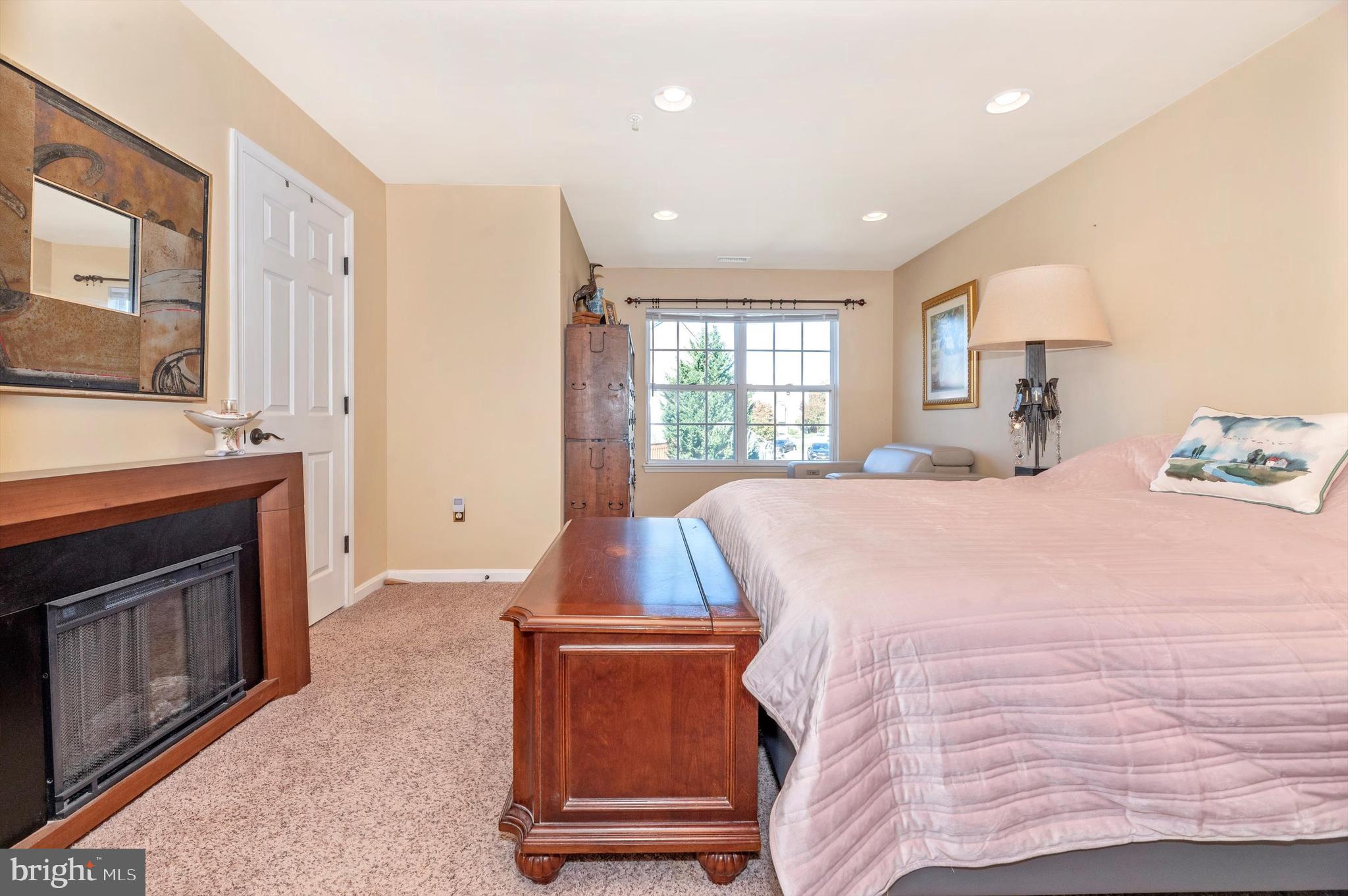 2490 Lakeside Dr