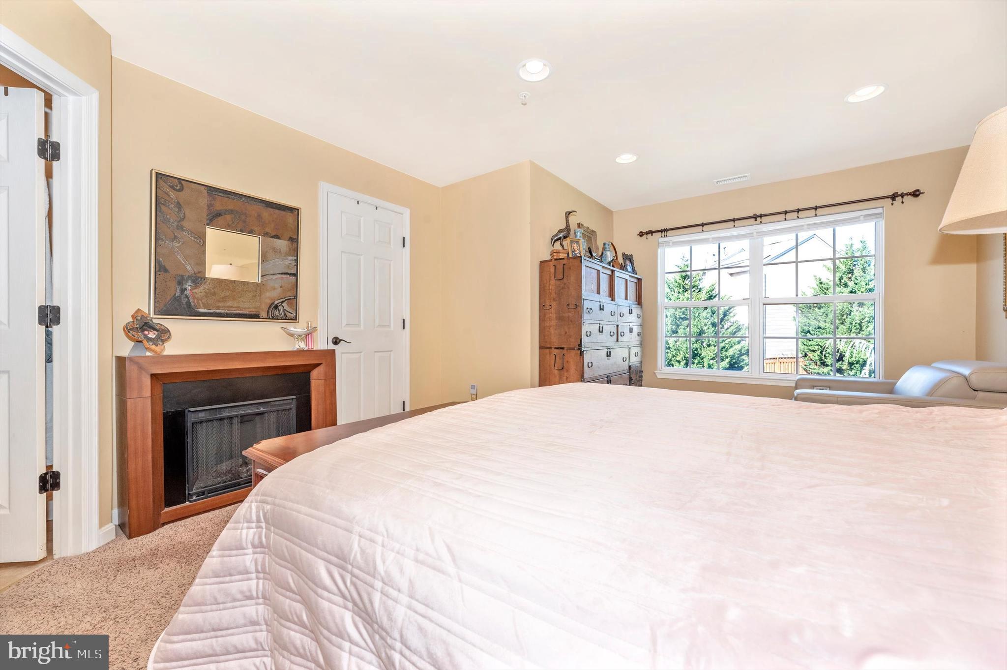 2490 Lakeside Dr