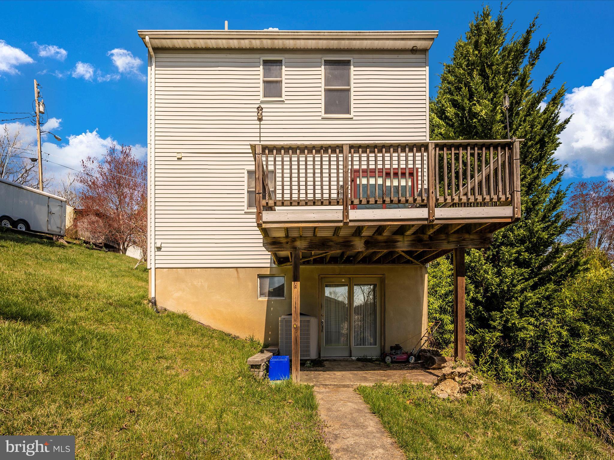 302 W C St