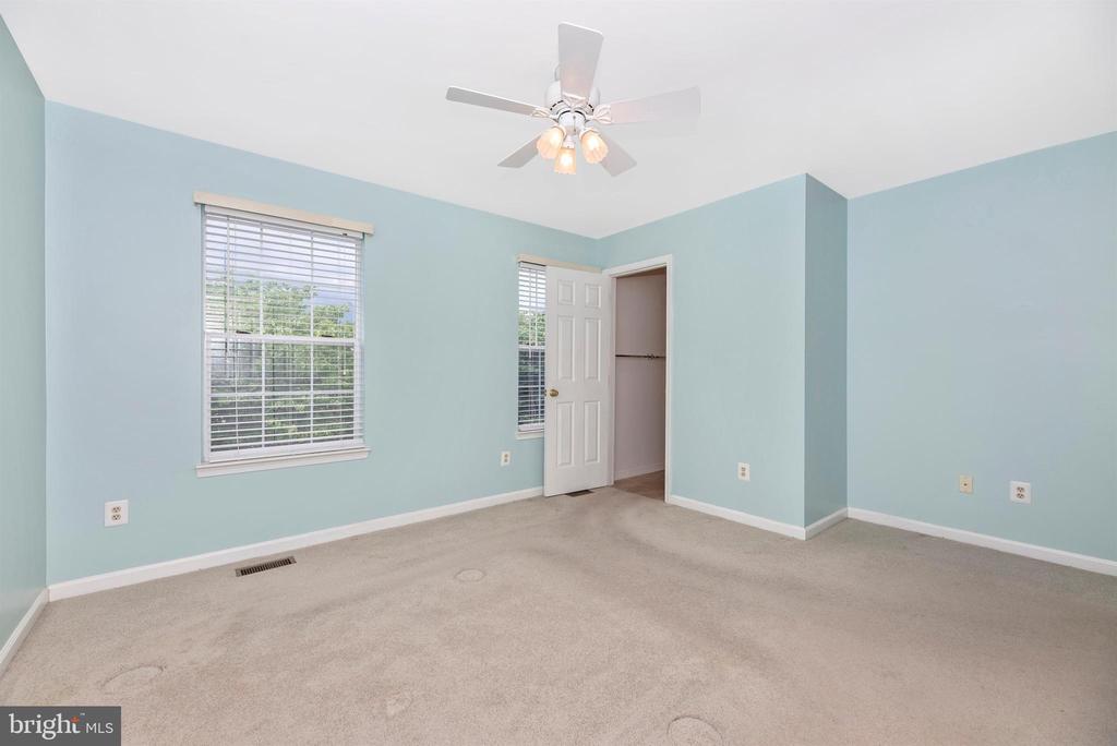 213 Bishops Glen Dr