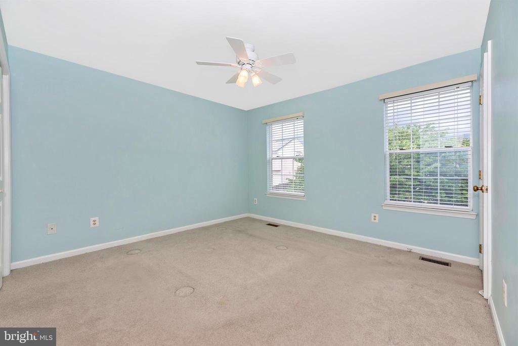 213 Bishops Glen Dr
