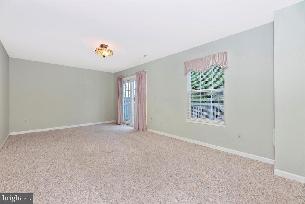 213 Bishops Glen Dr