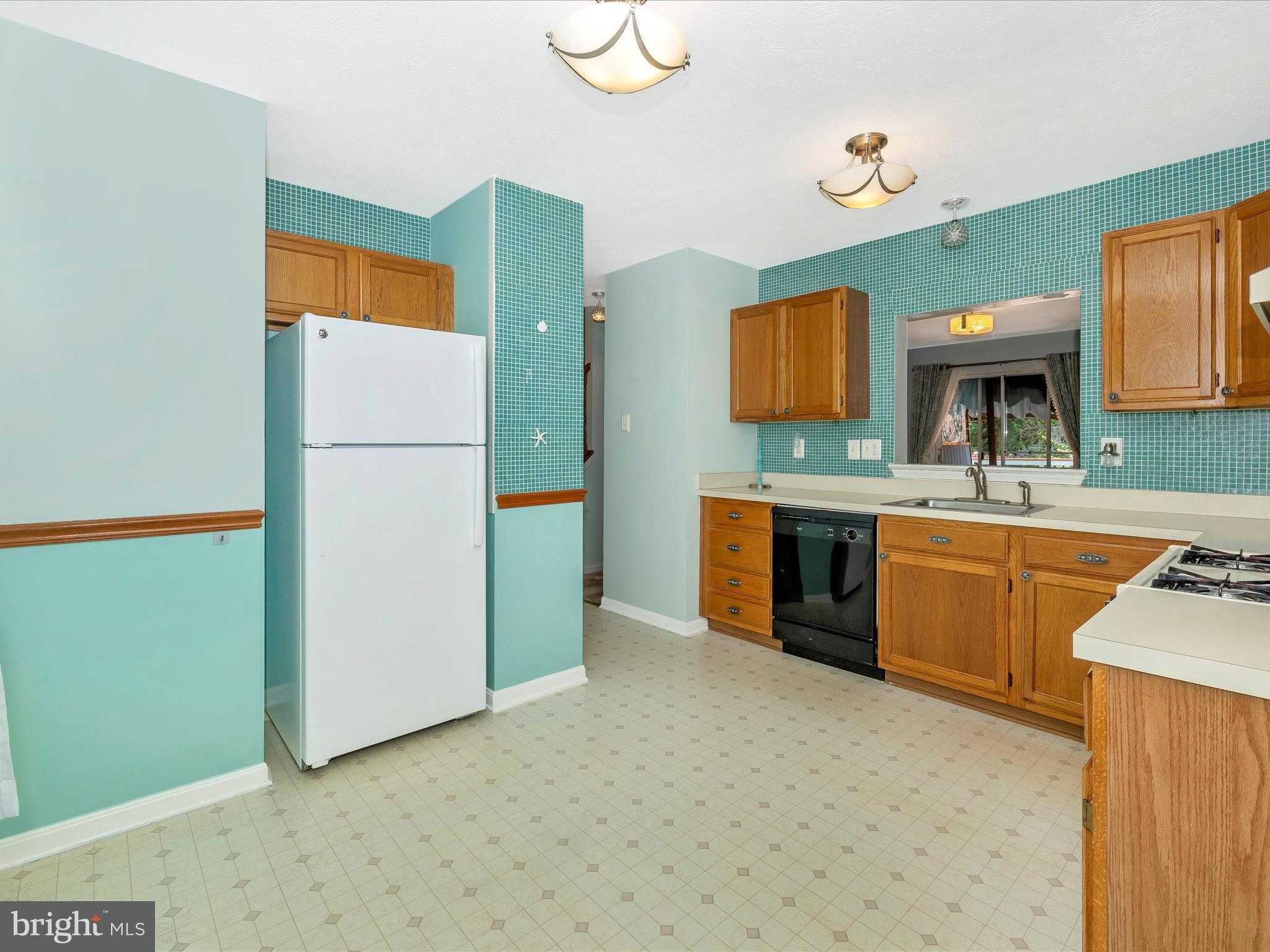 1235 Dahlia Ln