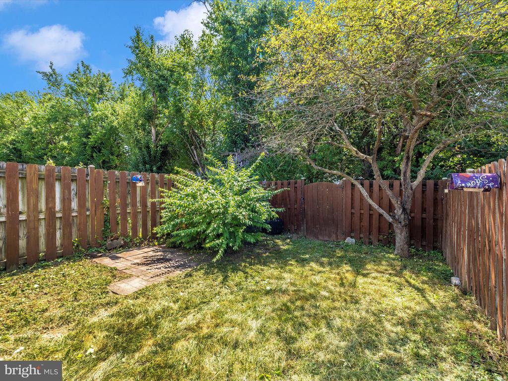 1235 Dahlia Ln