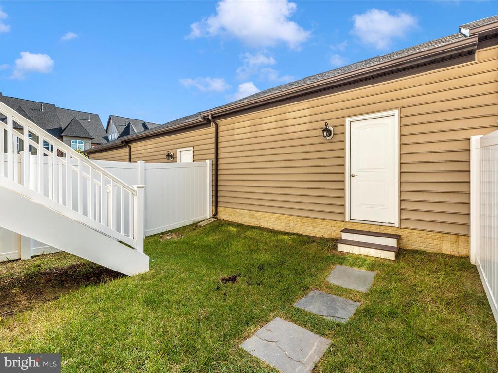 905 Holden Rd