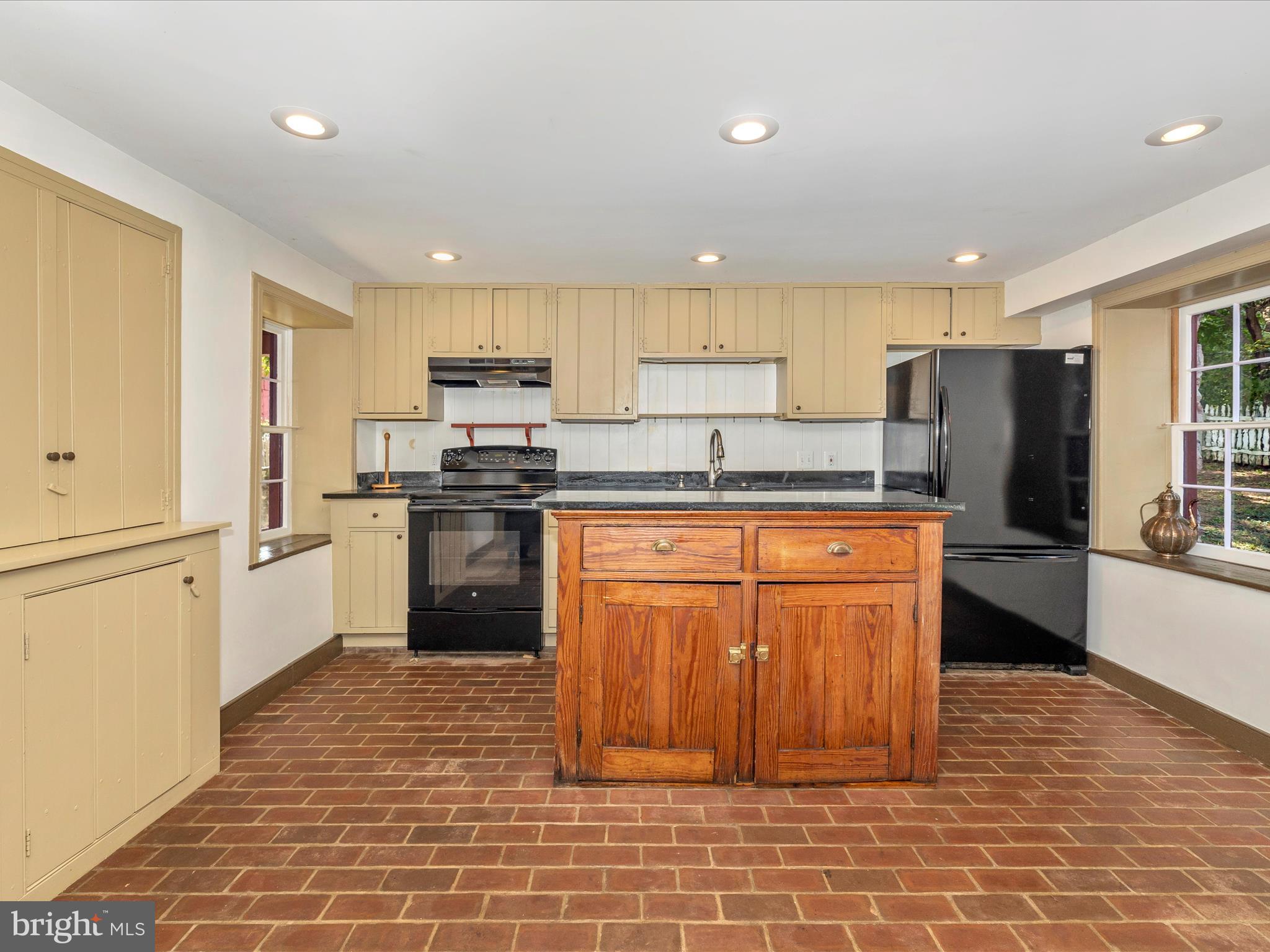 120 E Main St